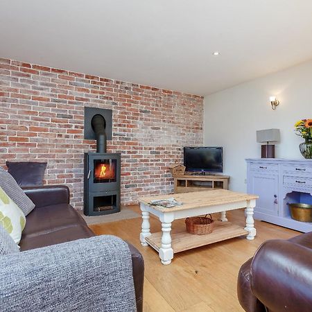 Вилла The Barn Coldwaltham Экстерьер фото